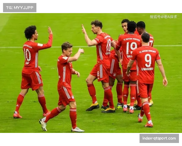 场边镜头:拜仁慕尼黑主帅在场边激烈抗议,被主裁判出示黄牌警告